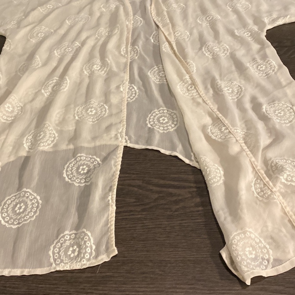 Knox Rose sheer cream kimono. Size S/M. Cute flower pattern. Off-white. - Picture 11 of 16